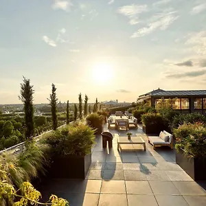 https://le-meurice.fr-paris.fr